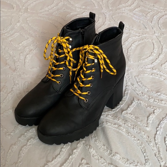 High heeled boots - Picture 2 of 3